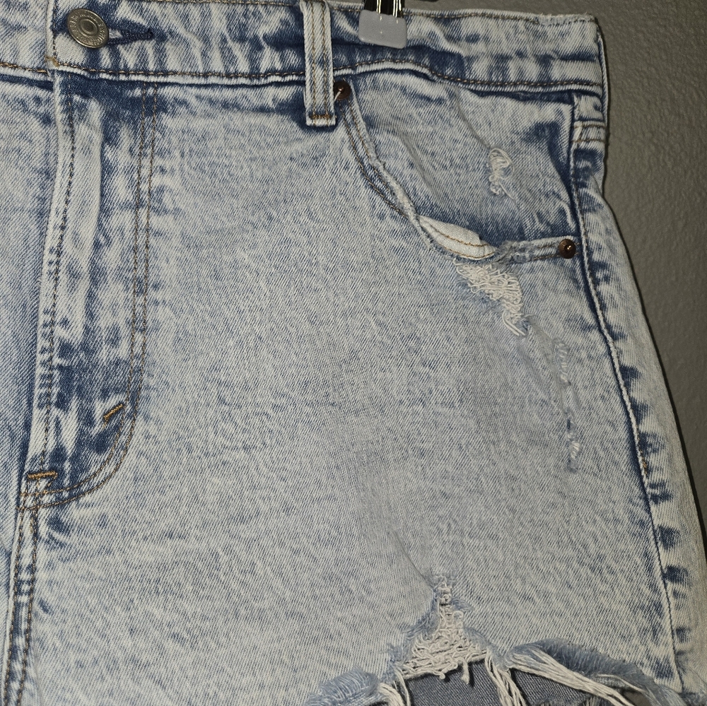 Abercrombie & Fitch The Mom Short High Rise Light Wash Shorts Size 33/16 - Picture 5 of 16